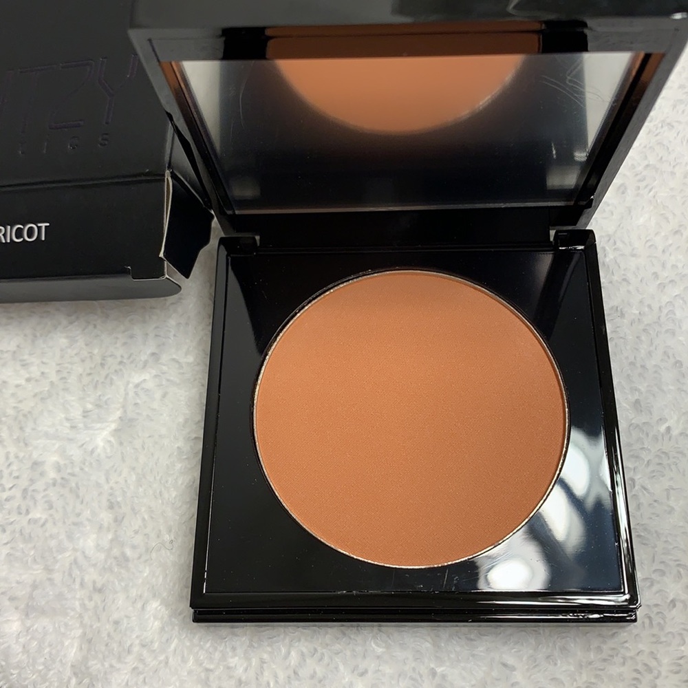 Laritzy Cosmetics Luxe Powder Pressed Blush in Soft Apricot - Picture 3 of 5
